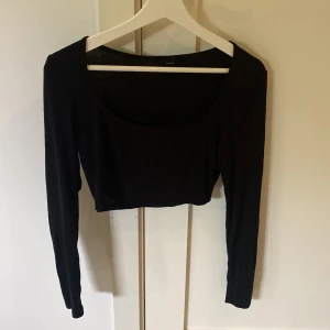 Svart vanlig långärmad  - Har så många sånna vanliga långärmade tröjor. (Frakten är redan satt i priset men bor ni nära kan jag lämna eller mötas upp för då blir de billigare)