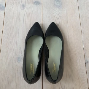 Klackar - Skitsnygga klackar som är tidlösa, från vagabond i äkta skinn. Säljes pga för små för mig. Strl 37, nyskick. 