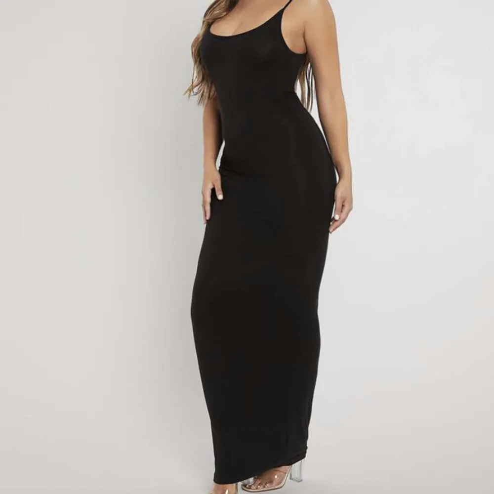 En jättefin lång svart klänning som ska likna skims 🫶är inte i ribbat matrial utan mer ”glansigt”, köpt från shein för ish 149 kr men aldrig använd! 💋LÅNAD BILD!!. Klänningar.