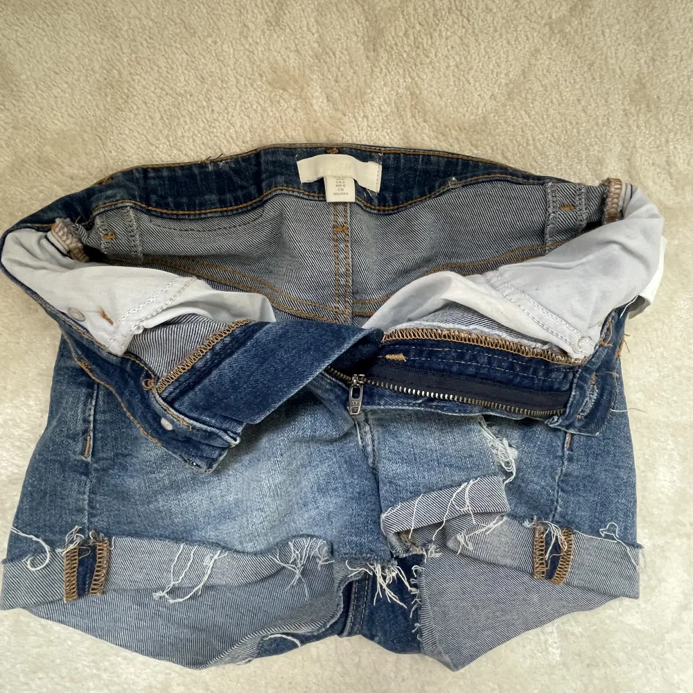 Hm jeans shorts! För små för mig därför säljs de. Använda fåtal gånger då jag inte fått användning av de. Ge prisförslag!💕(nypris ca 250kr). Shorts.
