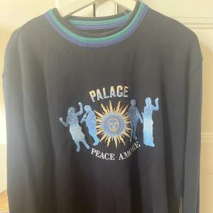 Palace tröja köpt i London för många år sedan.  Inte använt så mycket och är grymt skick. Passar L