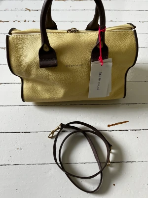 See by Chloé Väska Gul Skinn  - Världens finaste väska från See by Chloé, oanvänd men har fått ett litet märke av att lyftas upp och ned från hyllan 🙈  100% mjukt skinn.  Kommer med tags, dustbag och äkthetsbevis.   