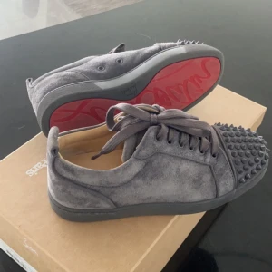 Louboutin  - Säljer mina knappt använda Christian Louboutin skor för 2800kr och nypriset var 7 700kr Skriv för fler frågor