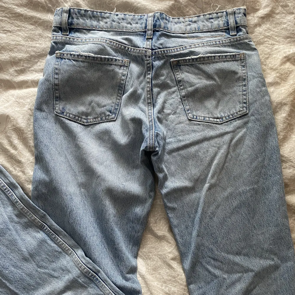 Raka jeans med medelhög midja från Zara. Säljer då dem är förstora på mig och därav inte kommer till användning längre💙. Jeans & Byxor.