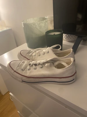 Converse - Säljer för att jag råkade köpa i fel storlek och glömde lämna tillbaka! Dom är i fint skick jag har inte använt dom men dom kan ha lite smuts på sig för att dom har legat i en skolråds bland andra skor🤩🩷köptes för 700kr
