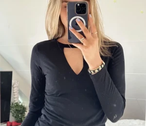 Fest topp - Svart tröja från bikbok, lite noppig. (Fläckar på spegeln ej tröjan