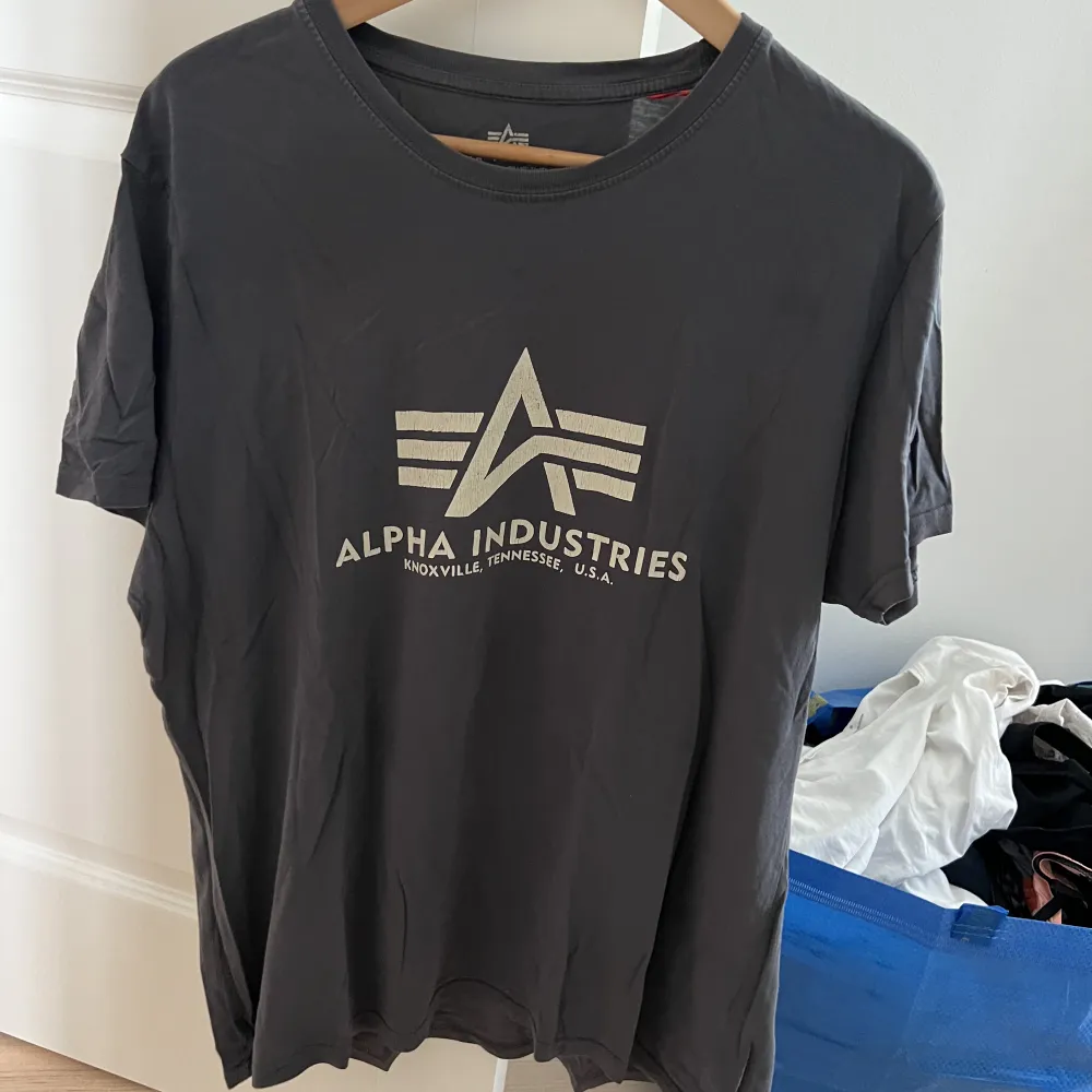 Superskön t-shirt från alpha industries i storlek XL. Trycket är slitet, men inga hål eller slitningar i tröjan. T-shirts.