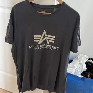 Superskön t-shirt från alpha industries i storlek XL. Trycket är slitet, men inga hål eller slitningar i tröjan