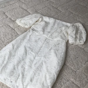 & other storys klänning - Så fin och gullig other storys klänning, nyskick därav priset (nypris 499kr) Kom privat för fler bilder!!!❤️💗❤️💗❤️💗❤️💗❤️