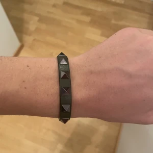 Valentino armband - Färgen på armbandet är grön med silver nitar. Man kan justera storleken själv, har ingen box eller kvitto men armbandet är 100% äkta om ni har några frågor så är det bara att fråga, eftersom jag inte har någon box eller kvitto så är det där av priset.