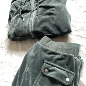 Juicy couture dress - Hej , jag säljer mitt huvud sett då den inte passar mig längre , dettet är i s 💞 , kan gå ner i pris vid snabb o smidig affär 💞