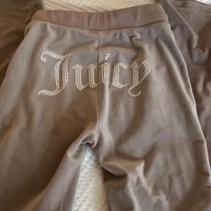Jag säljer mina beiga juicy couture byxor med text på rumpan. Jag säljer de pga att de inte har kommit till användning. De är i bra skick o är i st xxs köpte de för 900kr men säljer för 650