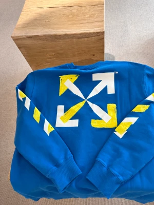 Off white tröja - Nästan helt ny, kommer med original lappar. Köpt på NK i Göteborg.