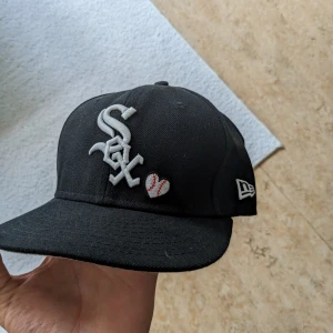 Chicago White sox fitted cap - Säljer då den va lite för liten för mig. 61.5 cm i storlek. Lite tillknycklad men annars i som nytt skick