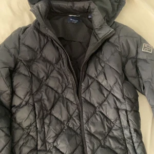 Gant jacka - Säljer min mörkblåa gant jacka då jag inte använder längre, jättebra skick i storlek 158/164. Säljer för 500 