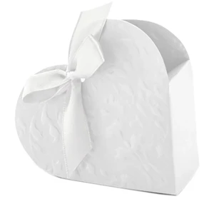 Presentboxar (små) - Säljer dessa presentboxar i både vita och röda. Ska finnas snören kvar så det räcker till alla presentboxar som finns kvar. Har för mig att jag använt 2 av varje färg. En ny förpackning innehåller 10 st. 