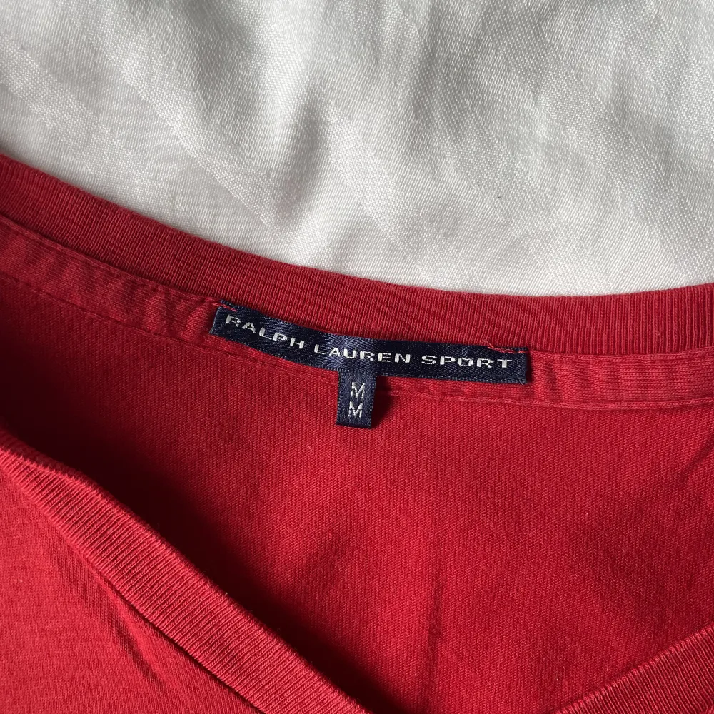 Supergullig röd Ralph lauren t-short med v-ringning. Skulle säga att T-shirten mer är en S än en M.. T-shirts.