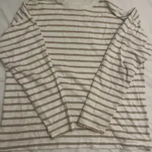 Säljer denna randiga tröjan från Kappahl. Ny priset är 299kr. Tyvärr så har den fått några små fläckar på sig som ni kan se på andra bilden. Ca 3st som man tänker på om man vet att det är fläckar. 