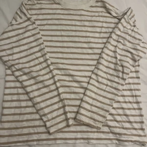 Tröja - Säljer denna randiga tröjan från Kappahl. Ny priset är 299kr. Tyvärr så har den fått några små fläckar på sig som ni kan se på andra bilden. Ca 3st som man tänker på om man vet att det är fläckar. 