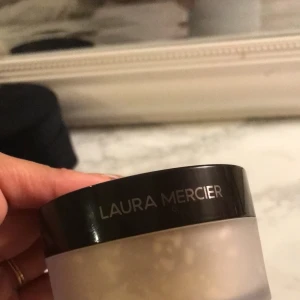 Puder LAURA MERCIER - Helt ny puder har bara använt den 1 gång men jag använder inte puder så ofta köpte den för 369 , pris kan diskuteras 
