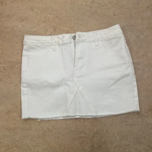 Kjol - Säljer en jeans kjol som jag köpte från shein ett tag sen. Kjolen är ganska fin men passar inte mig längre.