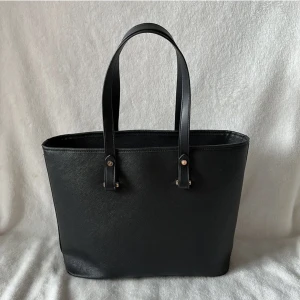 Stor väska  - Prefekt väska nu till skolstarten där dator mm får plats, väldig rymlig! FRI FRAKT 💗 Mått: 37 i höjden och 27 i längden 💕