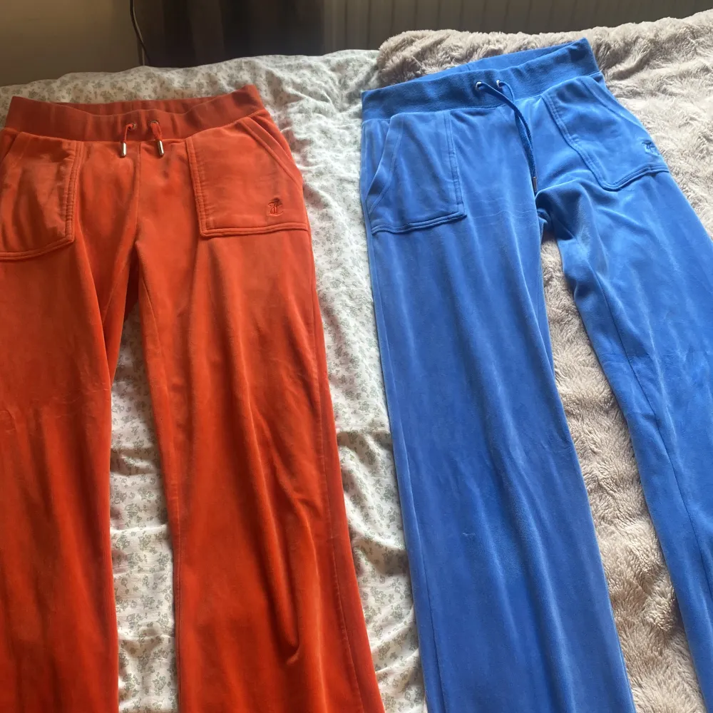 Två par juicy byxor i färgerna orange och blå. Köp ett par för 400 eller båda för 700❤️jätte fint skick på båda. Skriv privat för fler bilder. Betalning sker via Plick eller Swish❤️ startar budgivning för att köpa båda!!❤️. Jeans & Byxor.