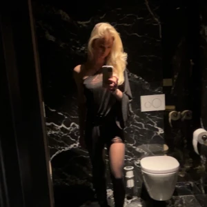 Klänning från Zara - Så fin festklänning! Säljer min sjukt snygga klänning från zara i storlek XS. Den är helt ny med prislapp på och endast testad! Skriv vid intresse för fler bilder! 