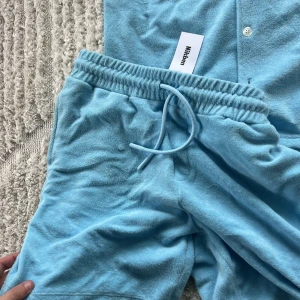 Froté sett!🩵 - Super fint froté sett! Nypris lite över 2000kr, men kommer tyvärr inte till användning.. köpt på Jackie denna säsong!😍