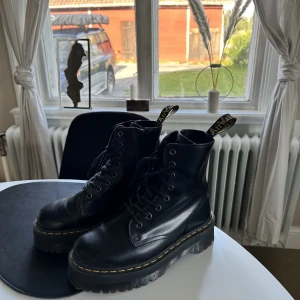Dr. Martens jadon - I princip nya! Endast använda inomhus ca 10gånger. Säljes då det inte är min stil så dom har blivit ståendes. I storlek 39. Kartong finns inte kvar tyvärr