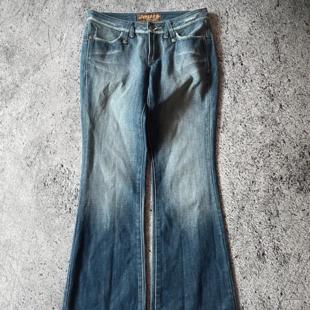 Jättefina lågmidjade jeans! Säljes endast pga av att de är för små🥲 stl 27 och längd skulle jag uppskatta till ca 32. Jeans & Byxor.