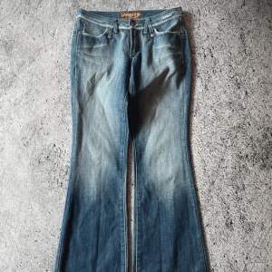 Jättefina lågmidjade jeans! Säljes endast pga av att de är för små🥲 stl 27 och längd skulle jag uppskatta till ca 32