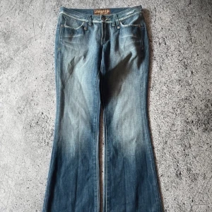 Lågmidjade jeans! - Jättefina lågmidjade jeans! Säljes endast pga av att de är för små🥲 stl 27 och längd skulle jag uppskatta till ca 32