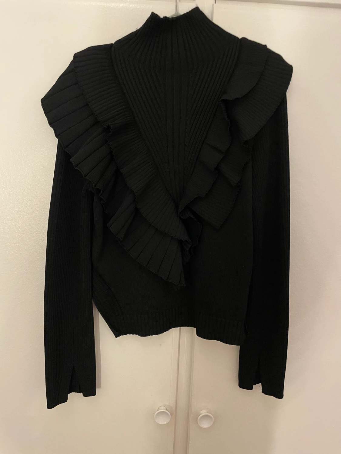 Stickad tröja med volanger 