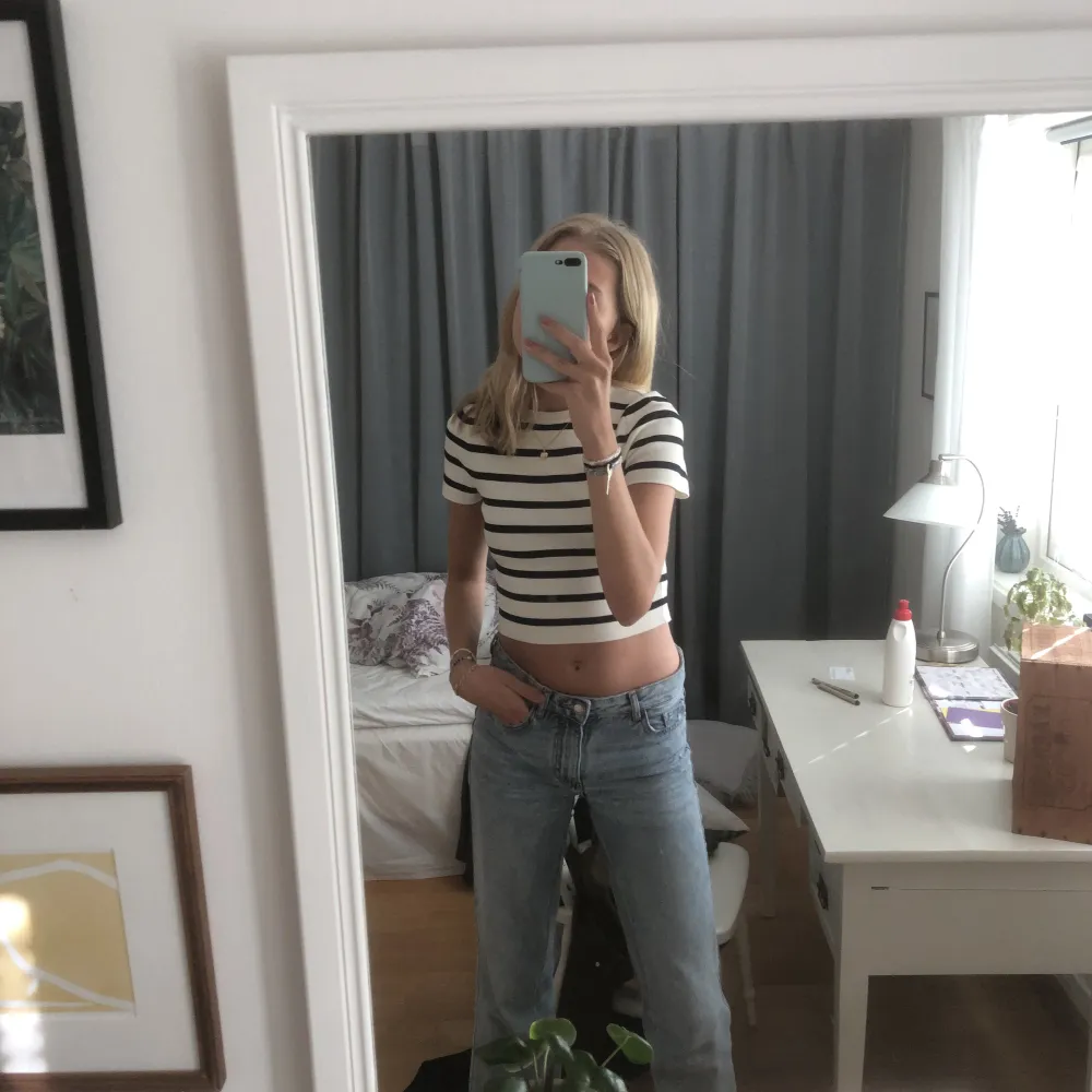 Säljer denna tighta croppade t-shirt från Zara som jag köpte för ett år sen, inte jätte använd så väldigt fint skick💕den är i medium med sitter perfekt på mig som vanligtvis har small på toppar. Yläosat.