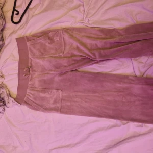 Juicy byxor  - Sick 7/10  Använd ett bra par gånger och lite söndriga längst nere men inget man märker  Säljer för den används aldrig