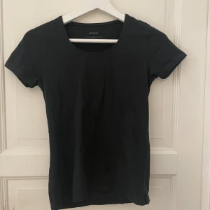 t-shirt  - fin t-shirt som sitter riktigt snyggt på kroppen!