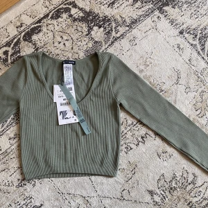 Helt ny zara magtröja - Grön magtröja: storlek XS/S, pris:60kr.  Har den även i svart om intresse finns, men den saknar prislapp. 