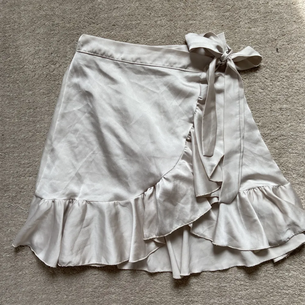 Jag säljer denna superfin kjol från Chelsea i storlek XS/S pågrund av att den inte kommer till andvändning💗💕  Ny pris 449kr säljs för 99kr!💫. Kjolar.