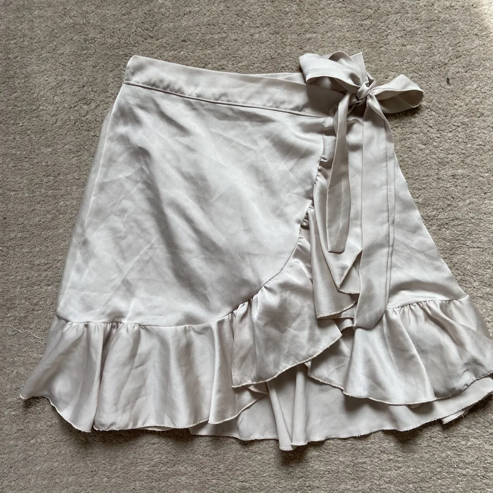 Jag säljer denna superfin kjol från Chelsea i storlek XS/S pågrund av att den inte kommer till andvändning💗💕 Ny pris 449kr säljs för 99kr!💫. Hameet.