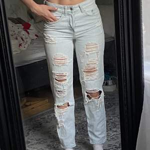 Ett par håliga jeans ifrån H&M i storlek 24. Jag är 162cm lång och brukar bära xs/s som referens🩵köparen står för frakten. Använd gärna ” köp nu ”🩵