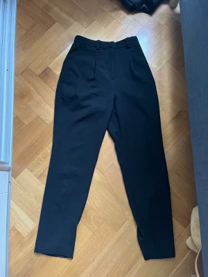 Kostymbyxor  - De är för små för mig. Supersnygga annars 