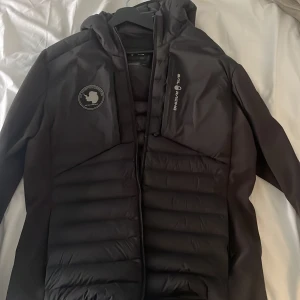 Sail racing hybrid jacka - Knappt använt så väldigt bra skick, köpt från johnells