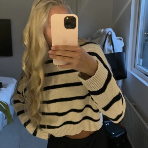 Randig tröja - En stickad randig tröja från pull & bear, jättefin men används tyvärr inte längre. Den är nästa helt oanvänd, använd Max 5 gånger och ser ut som ny💗💗 storlek xs och köparen står för frakten