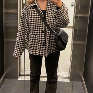 Jacka - Superskön och fin jacka från Monki. Använd fåtal gånger. Strl S men passar också en M. Helt slutsåld på hemsidan. Tryck på köp nu om du vill köpa! 🖤🤍