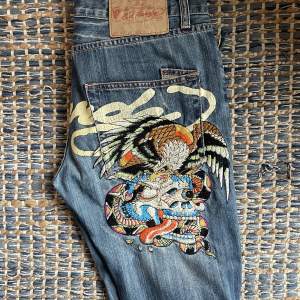 Jag säljer mina äkta Vintage Ed Hardy jeans då jag tyvärr inte fått användning för dom och nu vill rensa min garderob, de är bara att skriva för frågor eller fler bilder🩷🩷