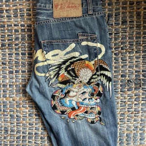 Vintage Ed Hardy - Jag säljer mina äkta Vintage Ed Hardy jeans då jag tyvärr inte fått användning för dom och nu vill rensa min garderob, de är bara att skriva för frågor eller fler bilder🩷🩷