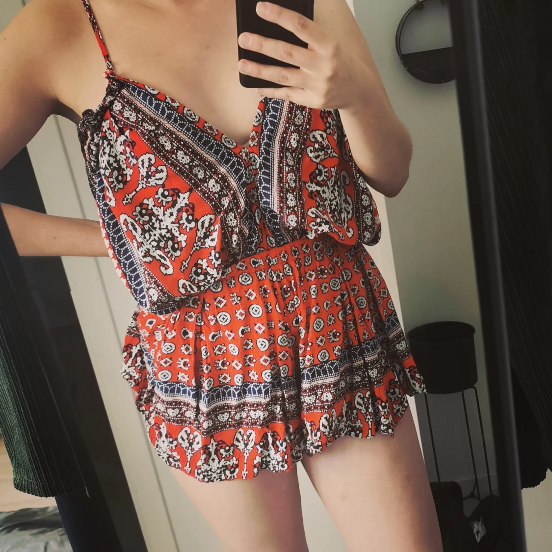 Flirtig klänning m öppen rygg