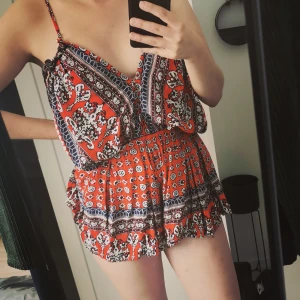 Flirtig klänning m öppen rygg - Mkt bra skick. Bodysuit modell. Strl S, mindre S.  Lagad i ena snöre ändan, lätt åtgärdat, syns ej. Tyvärr för liten för mig nu så den behöver åka vidare. 