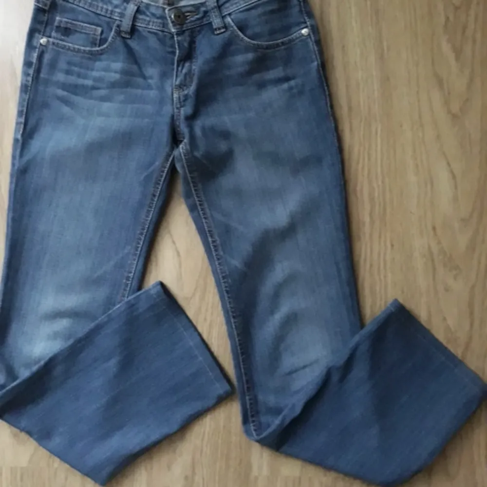 säljer dessa lågmidjade vintage byxor då de var för små för mig!. Jeans & Byxor.